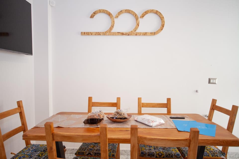 TV and multimedia, Living room, Food and drinks, Seating area, Dining area