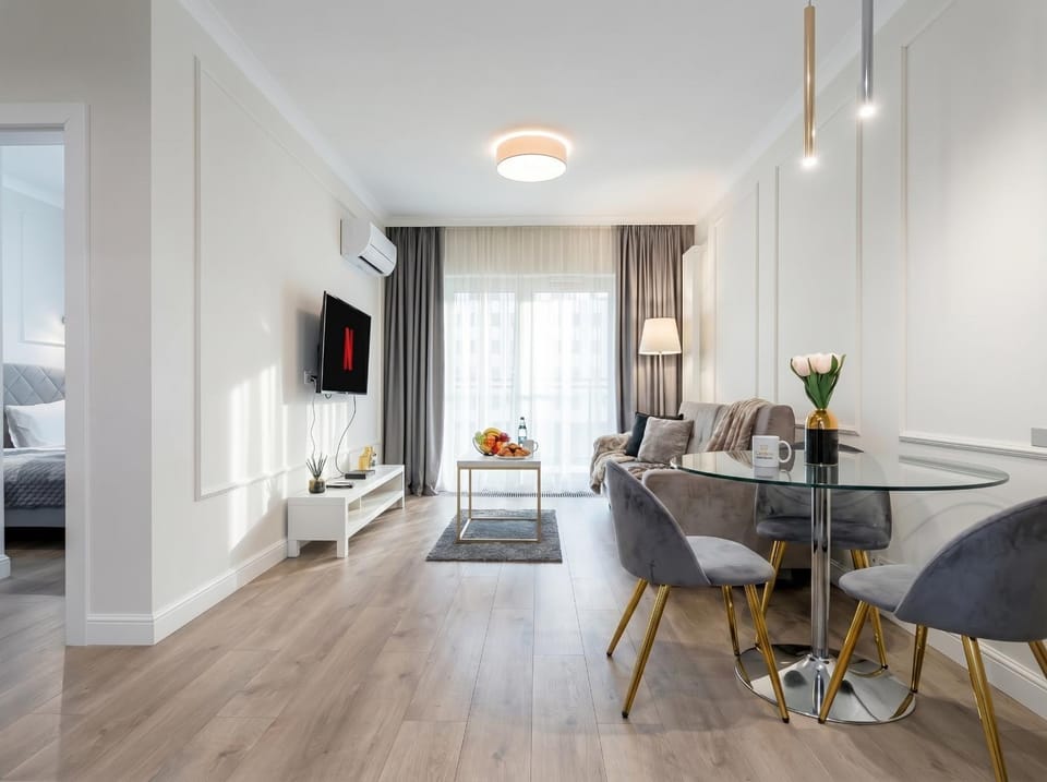 Bed, TV and multimedia, Living room, Photo of the whole room, Seating area, Dining area, Bedroom