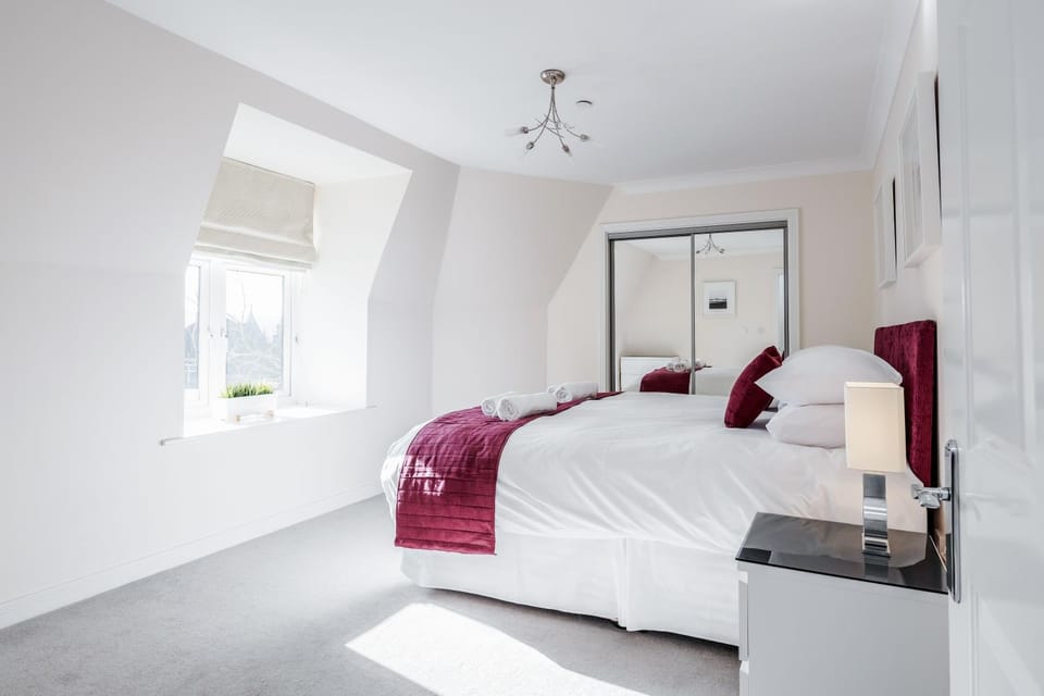 Roomspace Serviced Apartments - Royal Swan Quarter Apartment in England