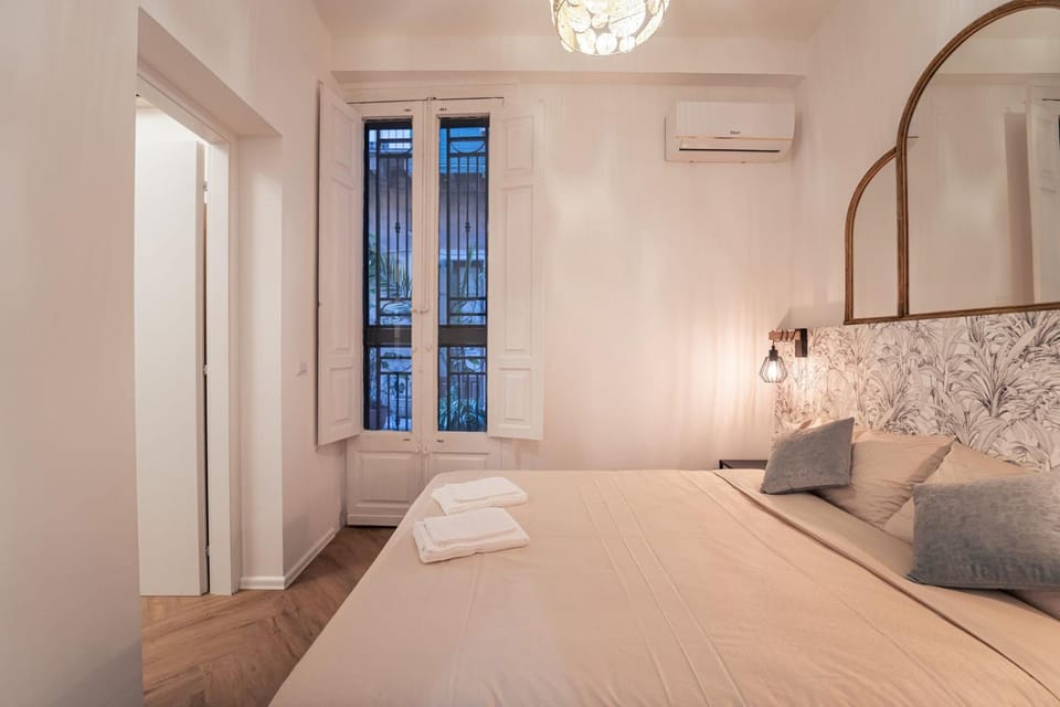 Bed, Photo of the whole room, Bedroom, Inner courtyard view, internet, towels, air conditioner
