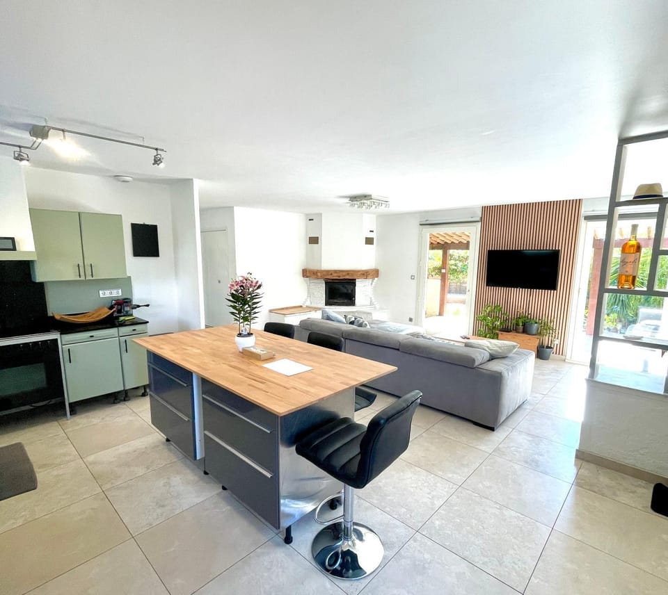 TV and multimedia, oven, stove