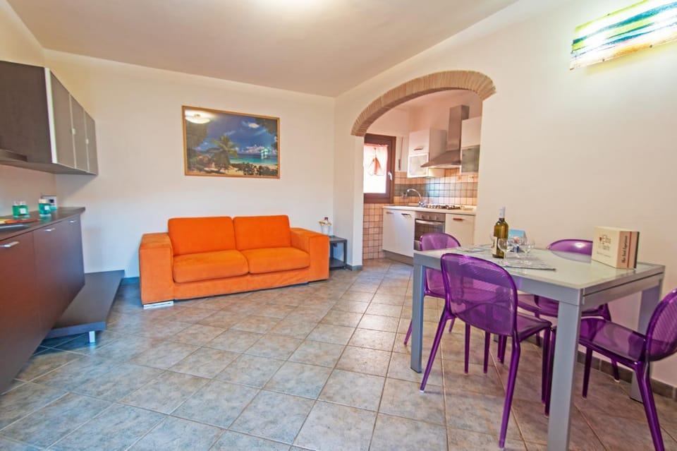 Kitchen or kitchenette, Living room, Seating area, Dining area