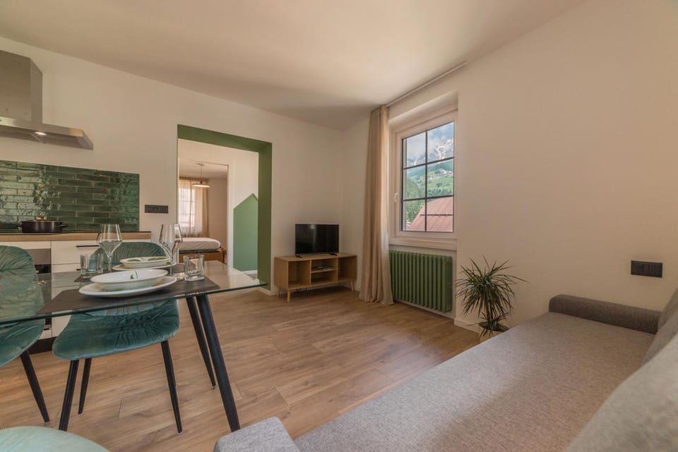 TV and multimedia, Kitchen or kitchenette, Living room, Dining area