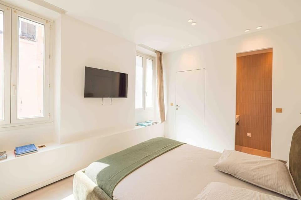 Bed, TV and multimedia, Photo of the whole room