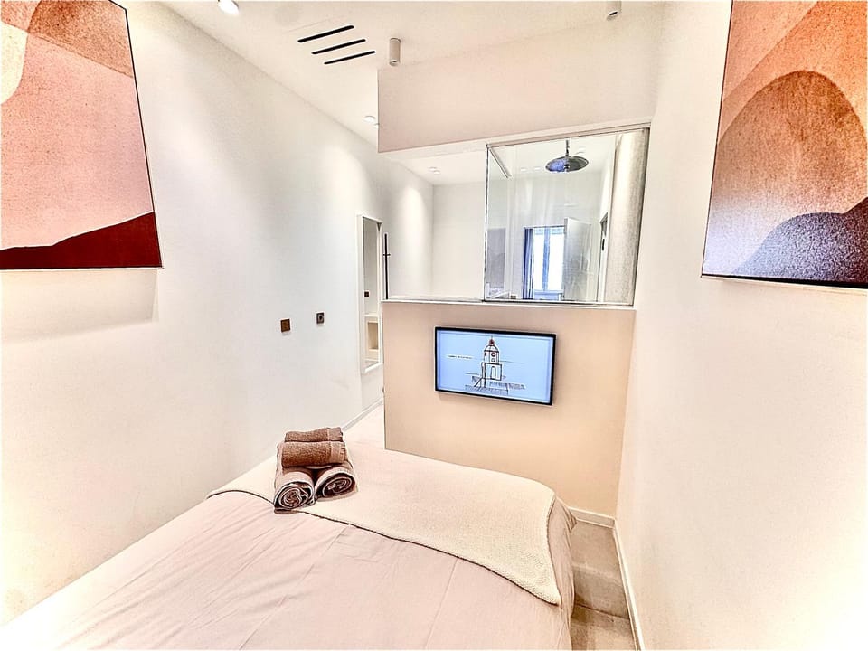 Bed, TV and multimedia, Photo of the whole room, Bedroom