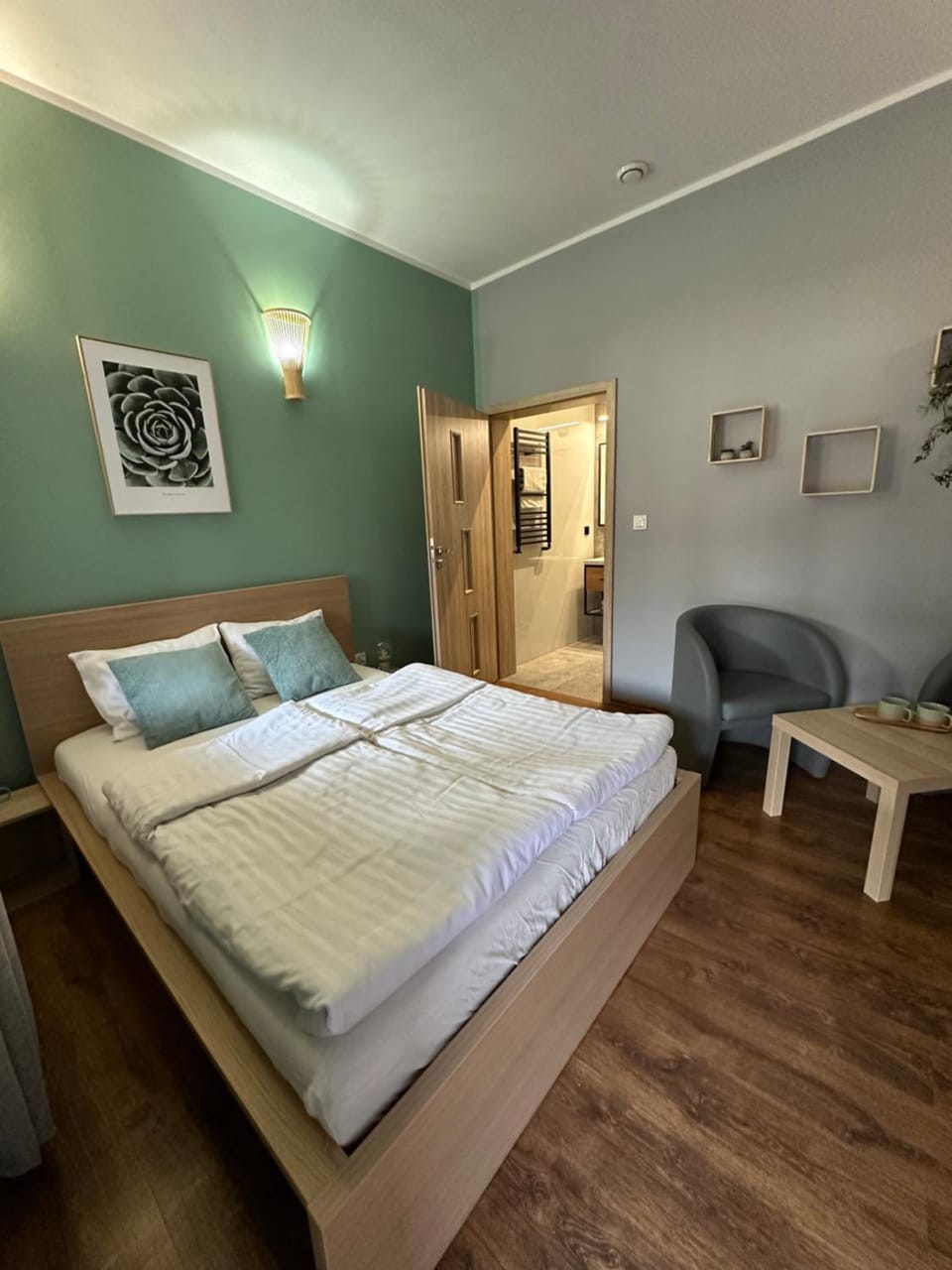 Bed, Photo of the whole room, Seating area, Bedroom