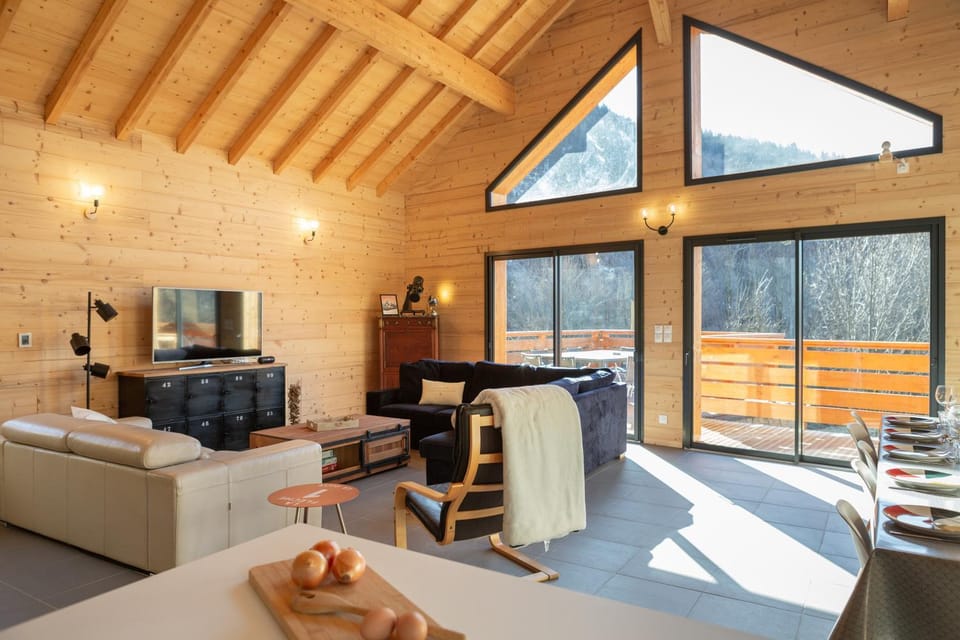 Natural landscape, TV and multimedia, Living room, Seating area, Mountain view