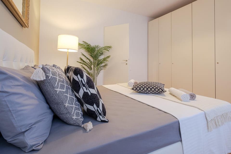 Bed, Photo of the whole room, wardrobe