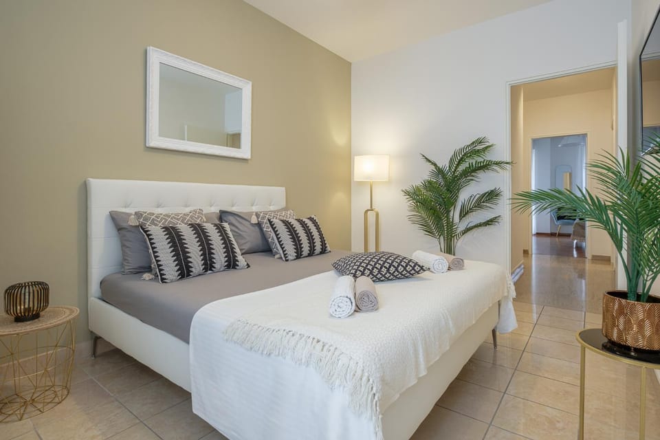 Bed, Photo of the whole room, Bedroom, towels