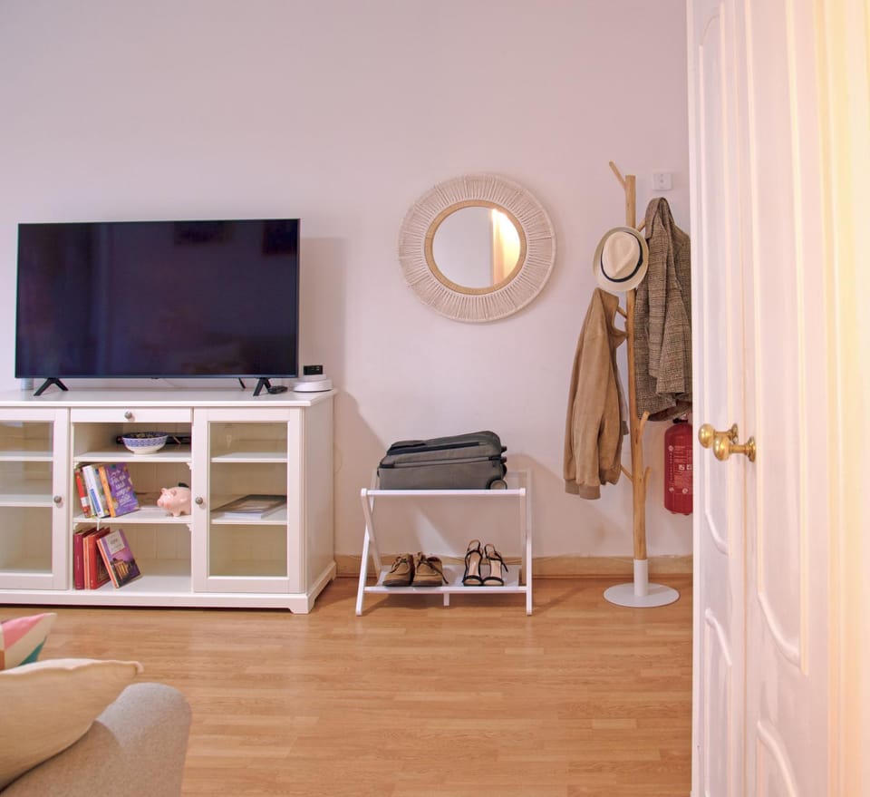 Communal lounge/ TV room, TV and multimedia, Living room, wardrobe