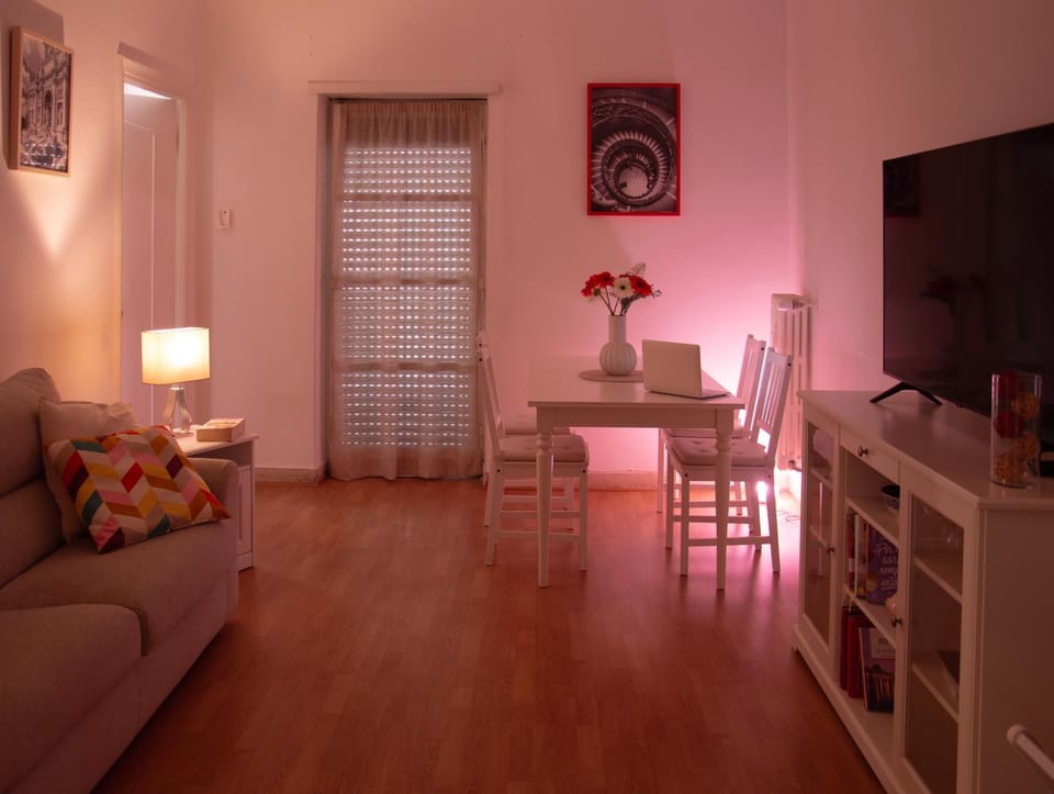 Communal lounge/ TV room, TV and multimedia, Living room, Seating area, Dining area, Evening entertainment