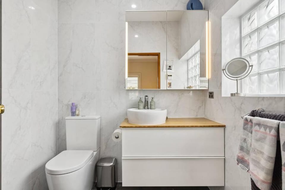 Toilet, Bathroom, towels