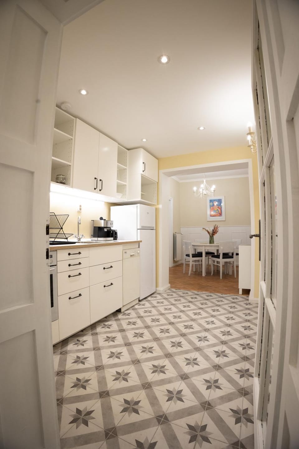 Kitchen or kitchenette, Dining area
