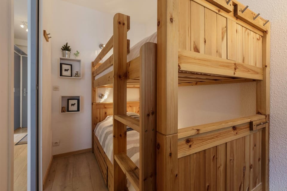 Bedroom, bunk bed