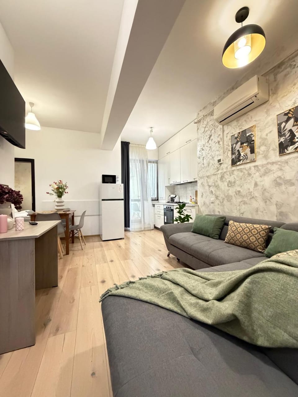 TV and multimedia, Kitchen or kitchenette, Living room, Seating area, Dining area, oven