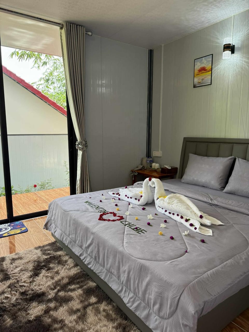 Photo of the whole room, Bedroom, towels