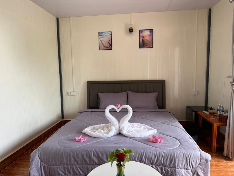 Bed, Photo of the whole room, Bedroom, towels
