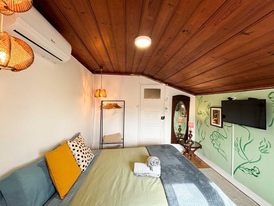 Bed, TV and multimedia, Photo of the whole room, Bedroom, air conditioner