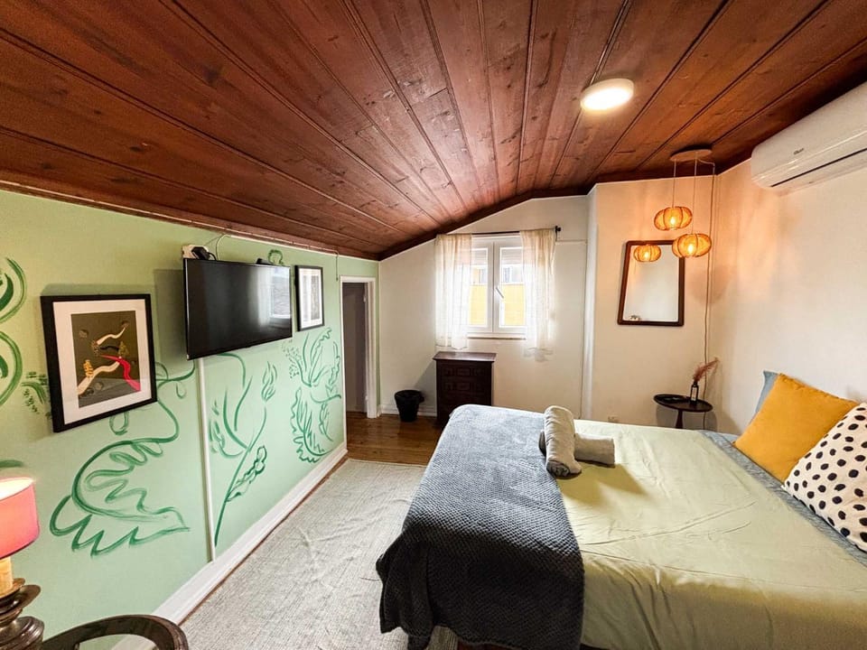 Bed, TV and multimedia, View (from property/room), Photo of the whole room, Bedroom, City view