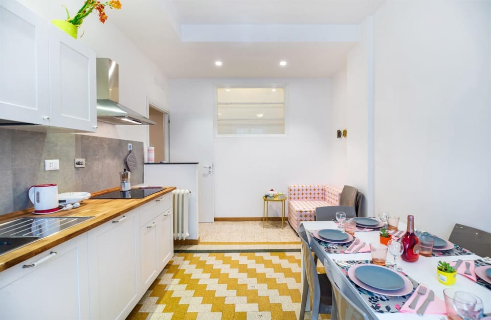 Kitchen or kitchenette, Dining area, stove, toaster