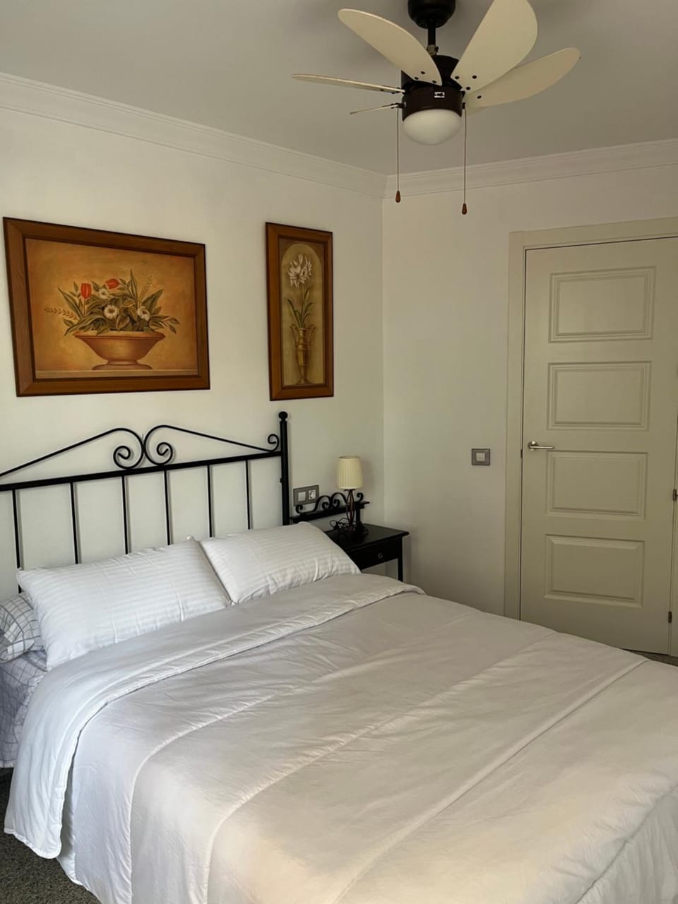 Bed, Photo of the whole room, Bedroom, fireplace, wardrobe