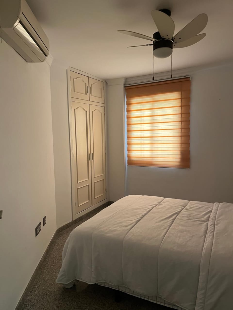 Bed, Photo of the whole room, Bedroom, fireplace, wardrobe