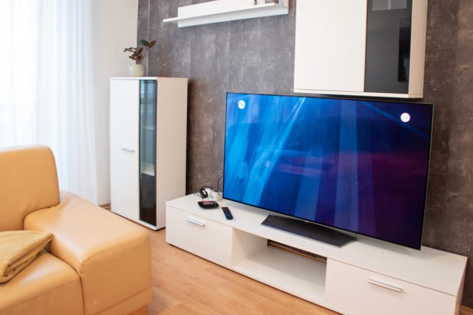 Communal lounge/ TV room, TV and multimedia, Living room, Seating area, Evening entertainment