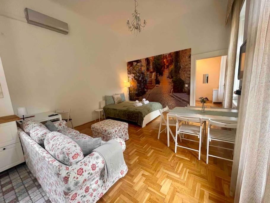 Knézits Spacious AC Terrace Free Parking Apartment in Budapest