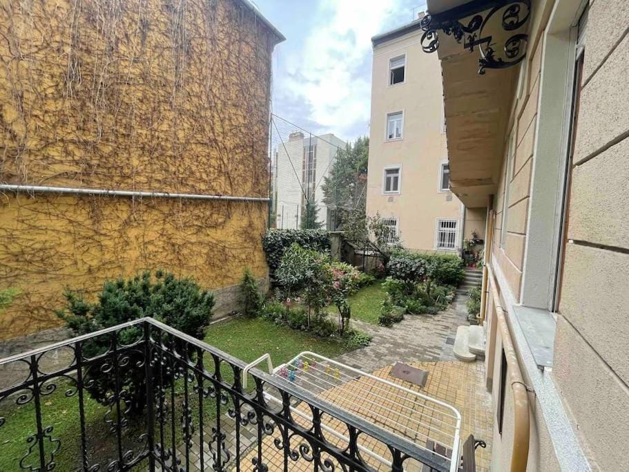 Knézits Spacious AC Terrace Free Parking Apartment in Budapest