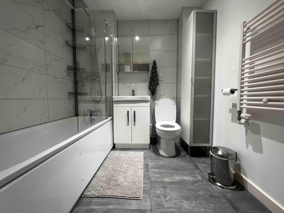 Shower, Toilet, Bathroom, towels