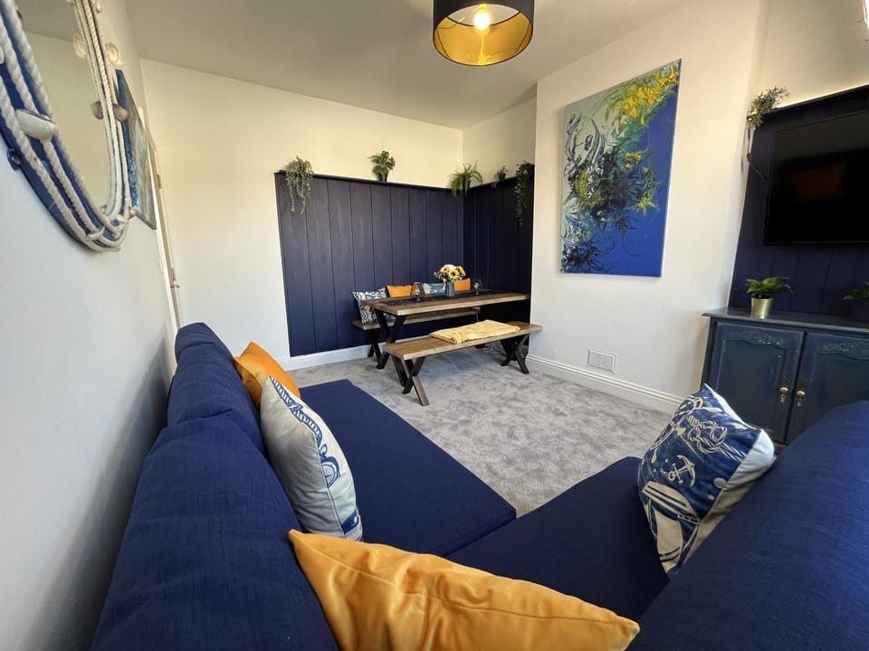 Communal lounge/ TV room, TV and multimedia, Living room, Seating area, Evening entertainment