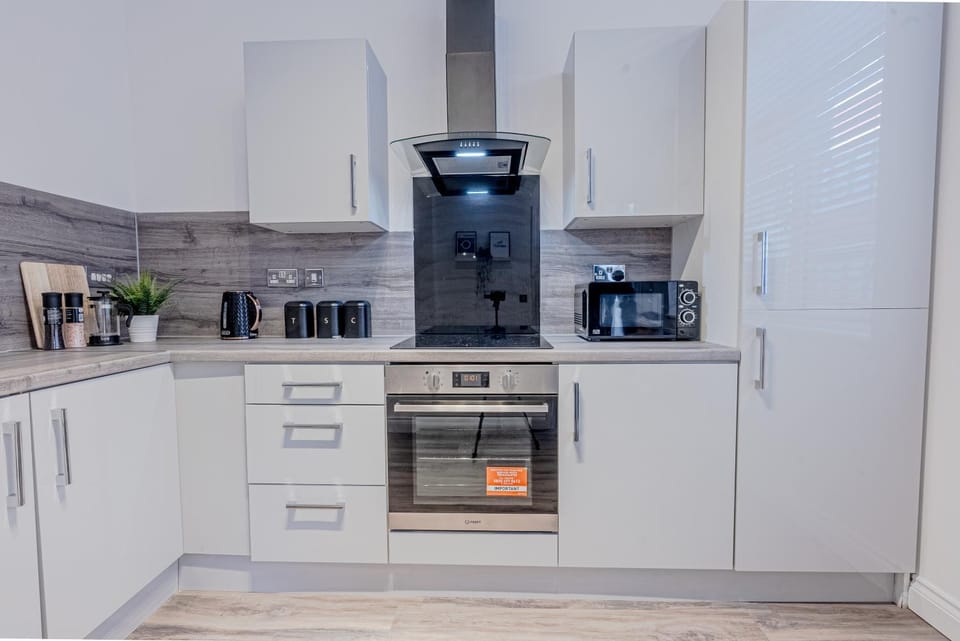 Coffee/tea facilities, Kitchen or kitchenette, oven, stove, toaster