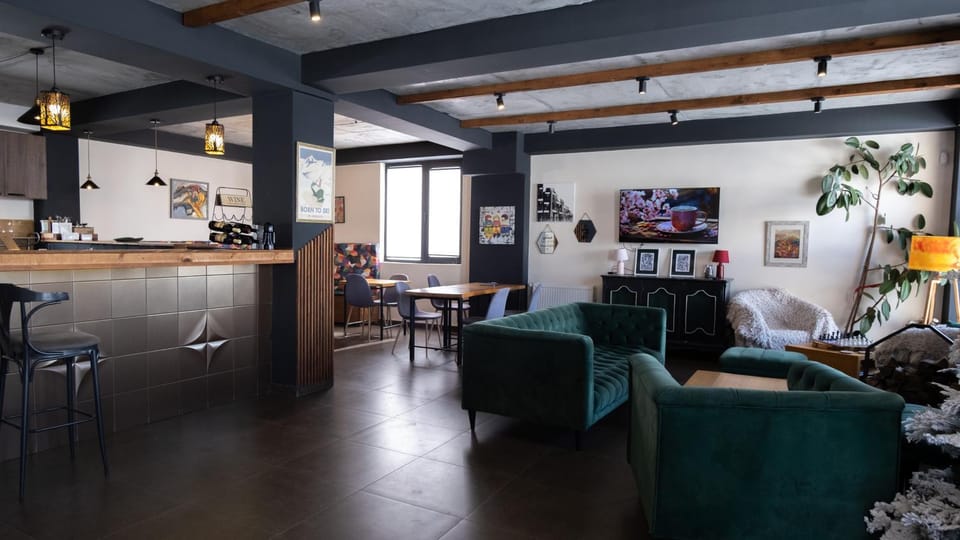 Communal lounge/ TV room, Communal lounge/ TV room, TV and multimedia, Kitchen or kitchenette, Living room, Seating area, fireplace