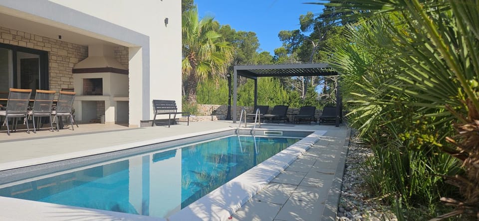 Swimming pool, sunbed