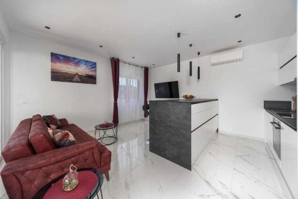 TV and multimedia, Kitchen or kitchenette, Living room, Dining area, minibar, stove