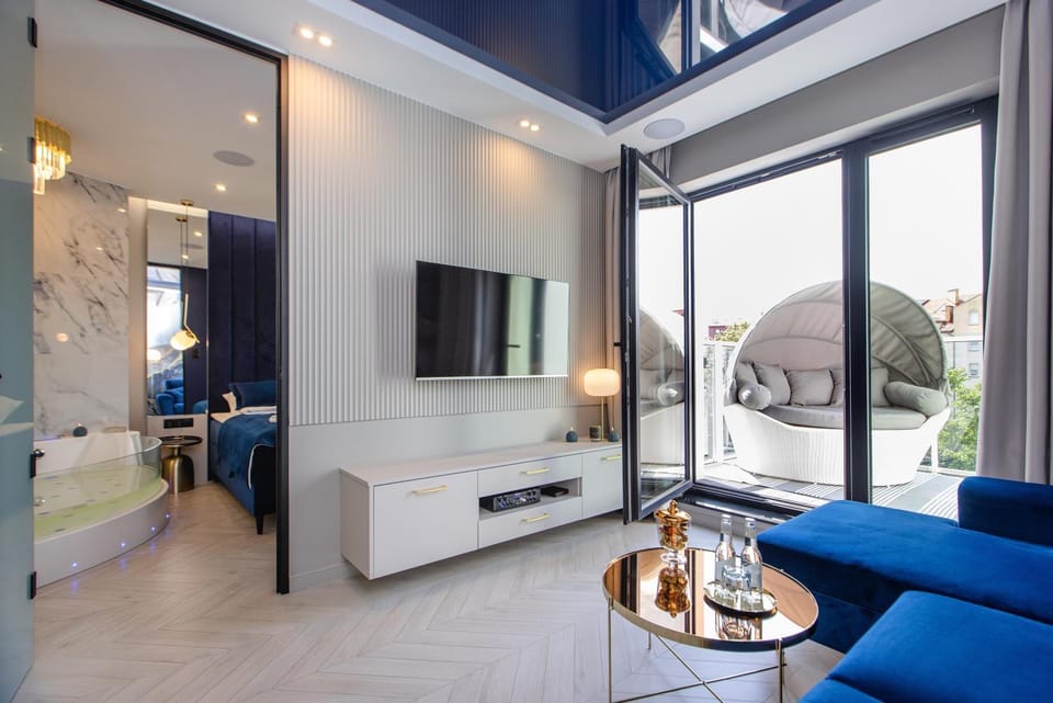 Bed, TV and multimedia, Living room, Photo of the whole room, Seating area, Bedroom