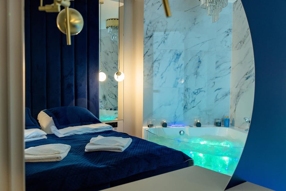 Bed, Hot Tub, Photo of the whole room, Bedroom, towels