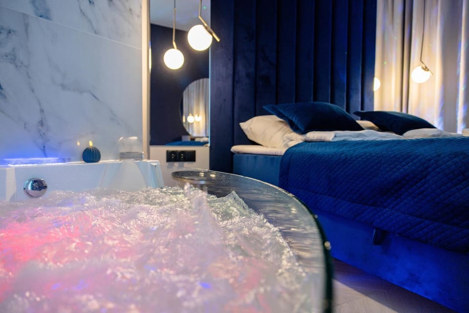 Bed, Hot Tub, Photo of the whole room, Bedroom