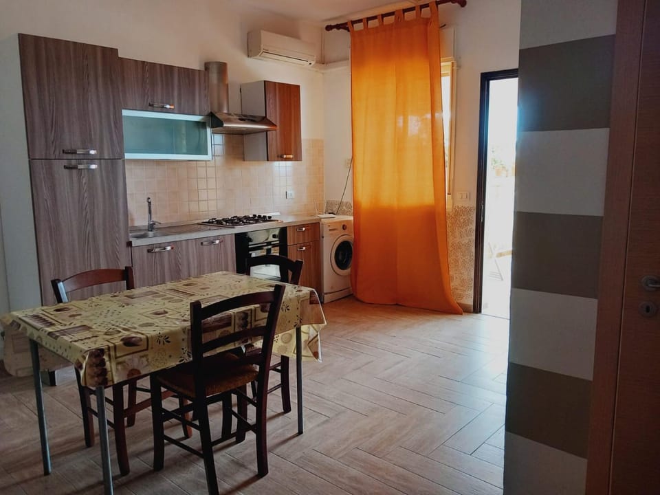 Kitchen or kitchenette, Dining area, stove