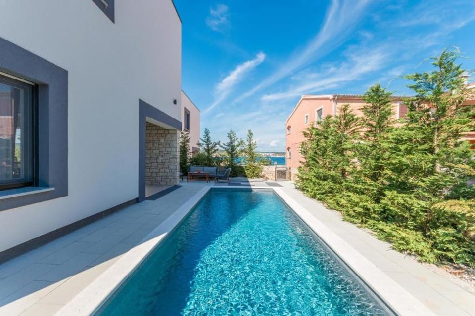 Swimming pool, Swimming pool