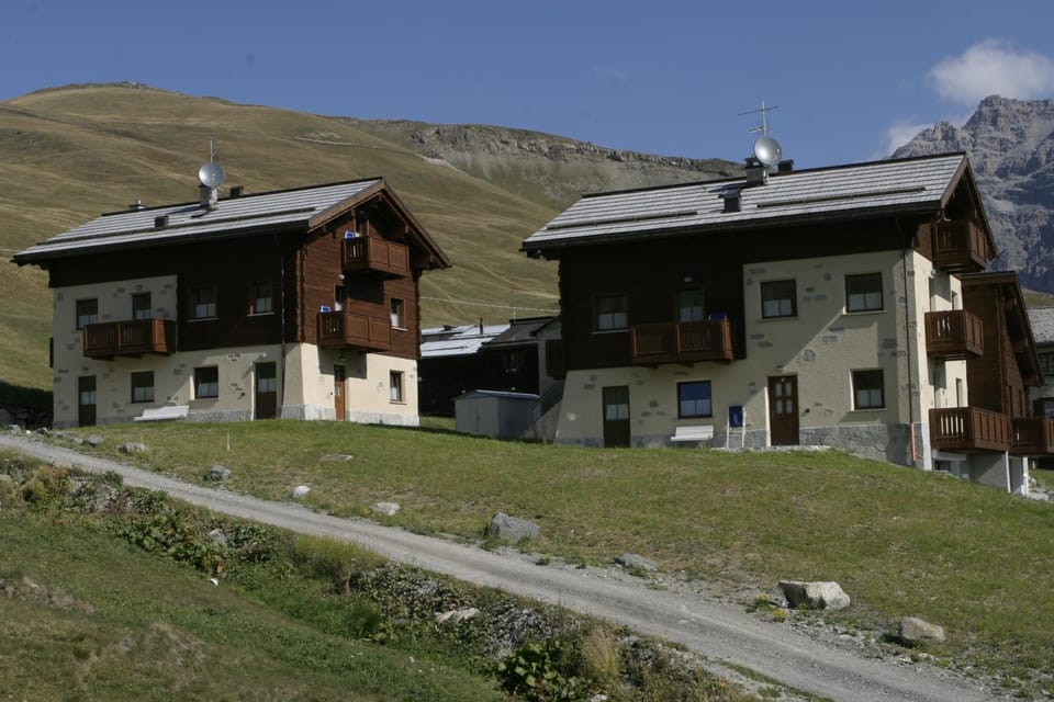 Property building, Garden, Balcony/Terrace, Mountain view