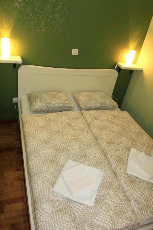 Bed, Bedroom, towels