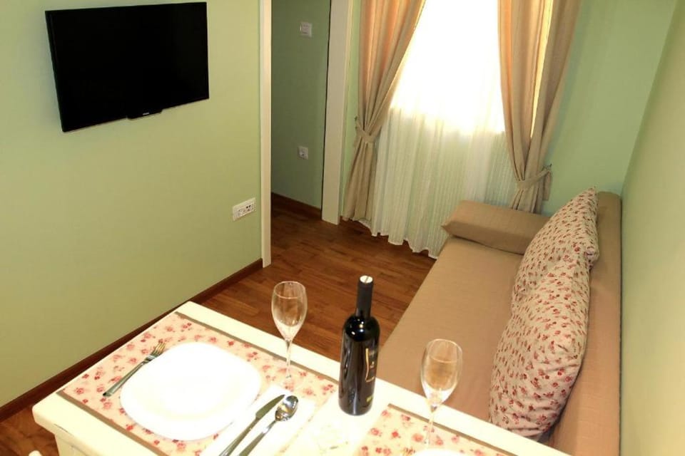Bed, Seating area, Dining area