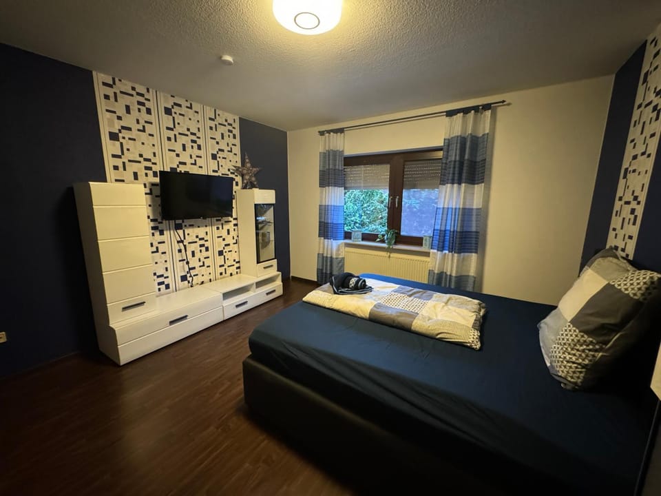 Bed, TV and multimedia, Photo of the whole room, Bedroom