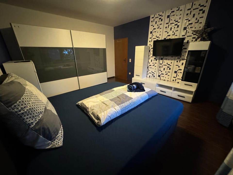 Bed, TV and multimedia, Photo of the whole room, Bedroom, wardrobe