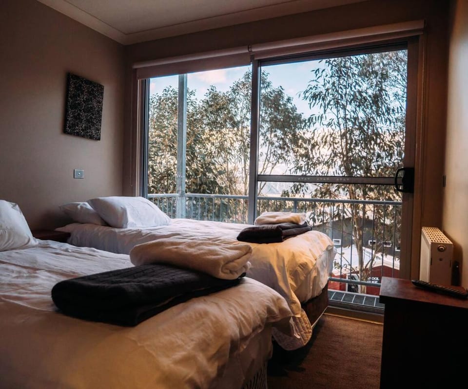 Snow Fall Lodge at Falls Creek - Incredible Views House in Falls Creek