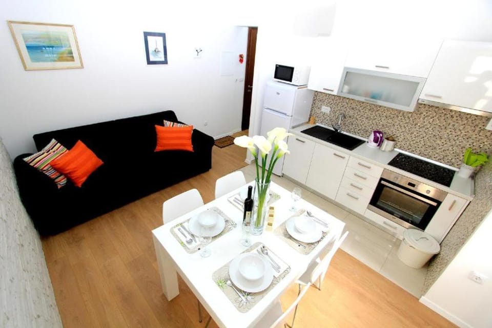 Kitchen or kitchenette, Living room, Seating area, Dining area