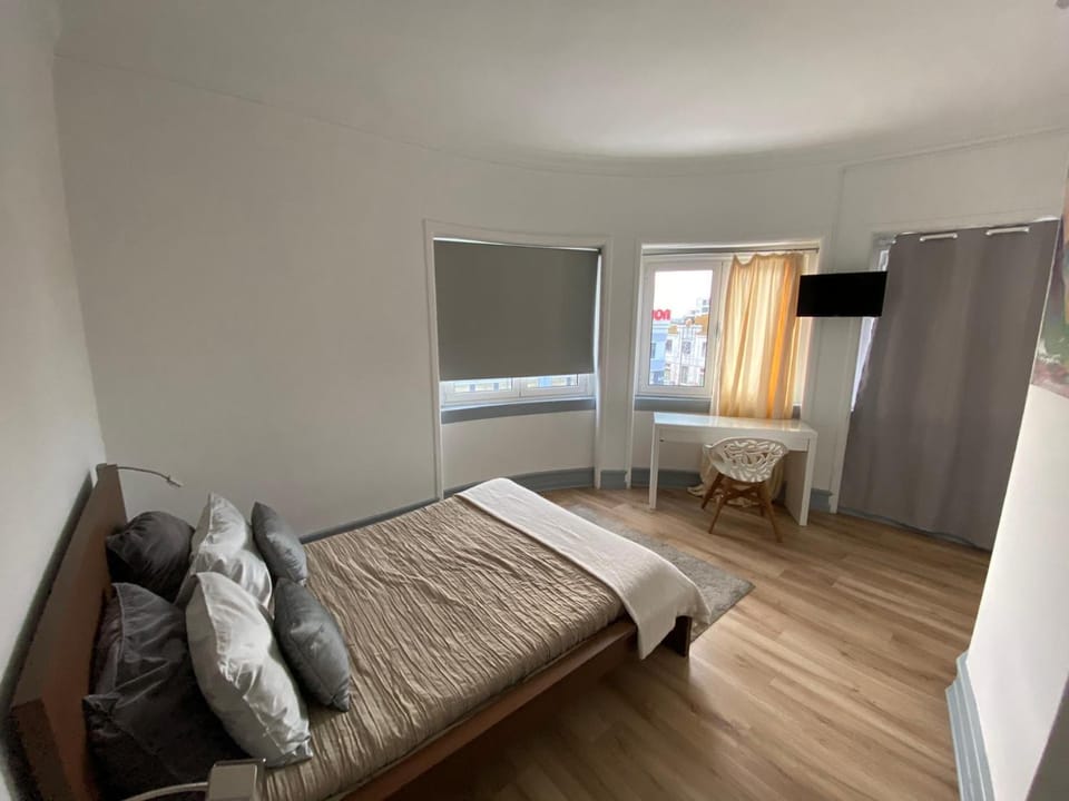Bed, TV and multimedia, Bedroom, City view