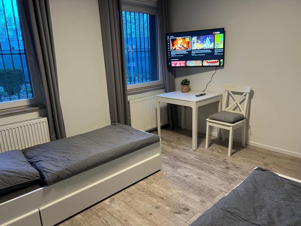 Bed, TV and multimedia, Photo of the whole room, Bedroom