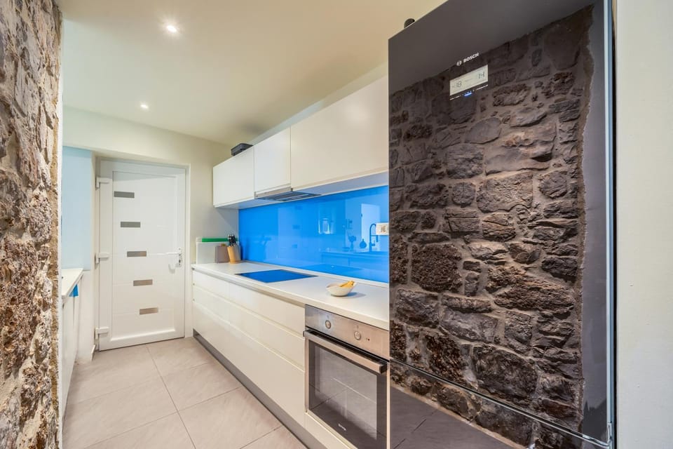 Kitchen or kitchenette, oven, stove
